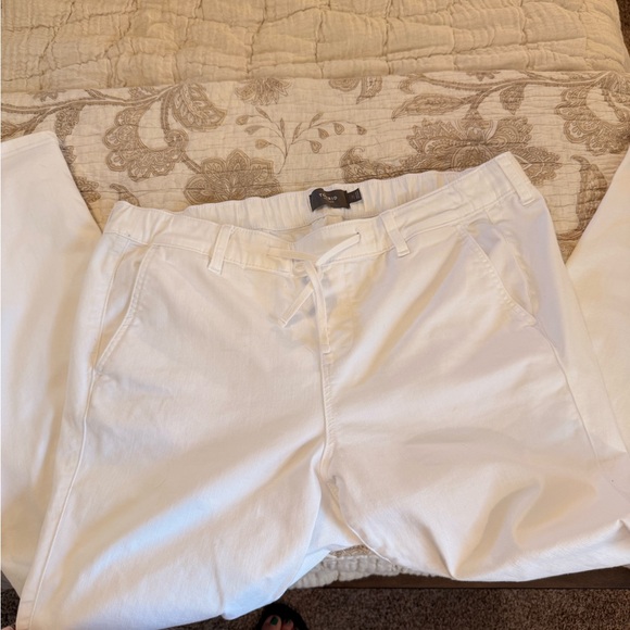 torrid Denim - TORRID White jeans size 2R LIKE NEW Weekend Boyfriend Straight Super Soft